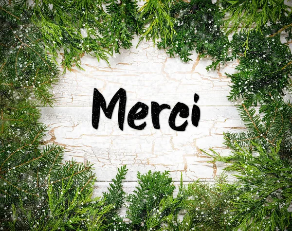 クリスマスカードとともにフェアブランチとフランス語テキストメルシー手段ありがとう ヴィンテージデザインと雪の結晶と白い木の背景 — ストック写真