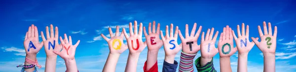 Bambini Hands Building Colorful Inglese Parola Qualsiasi Domanda Cielo Blu — Foto Stock