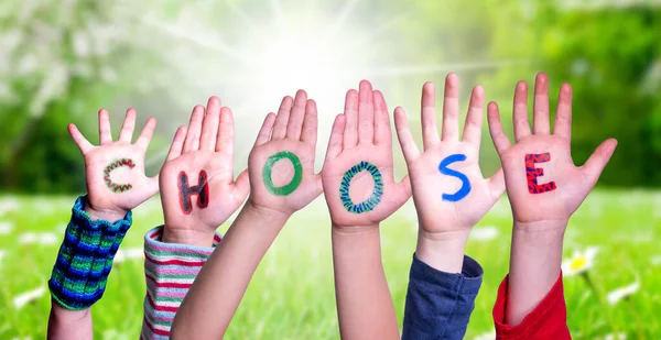 孩子们手握多彩的英语单词创意 阳光碧绿的草场作为背景 — 图库照片