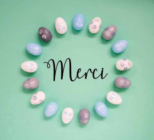 Flat Lay French Text Merci Significa Gracias Huevo Pascua Arreglo — Foto de Stock