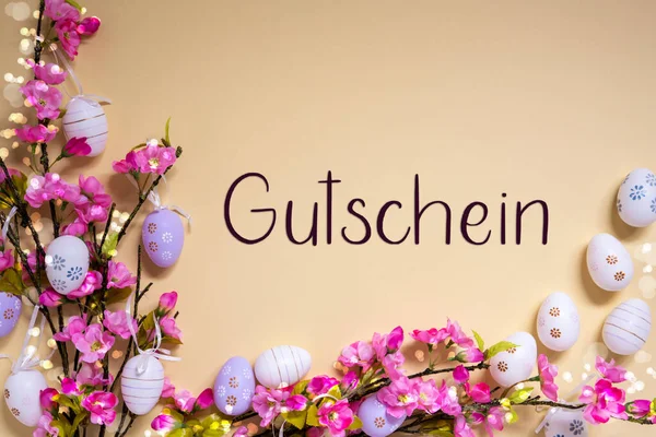 Německý Text Gutschein Znamená Poukaz Béžové Pozadí Růžová Fialová Lesklá — Stock fotografie