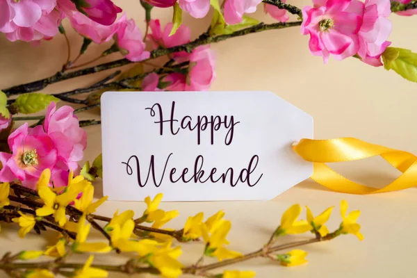 春の花のアレンジメント英語のテキストとホワイトラベルハッピーウィークエンド 黄色と紫の花とカラフルな花の枝の装飾 — ストック写真