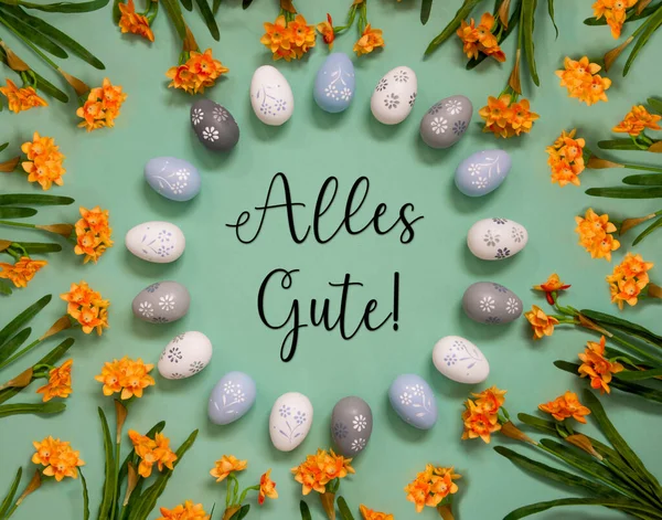 ドイツ語のテキストでフラットレイ Alles Guideは最高の願いを意味します オレンジの春の花とイースターエッグデコレーション ライトグリーンペーパー背景 — ストック写真
