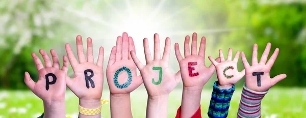 Çocuk Elleri Renkli Ngilizce Kelime Projesi Yaz Güneşli Yeşil Çayır — Stok fotoğraf