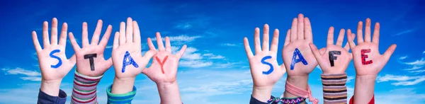Children Hands Building Barevné Anglické Slovo Zůstat Bezpečí Modrá Obloha — Stock fotografie