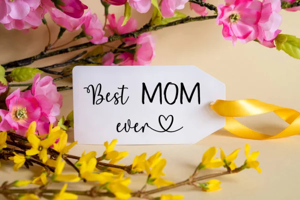 Układ Wiosenny Kwiat Białą Etykietą Angielskim Tekstem Najlepsza Mama Kiedykolwiek — Zdjęcie stockowe
