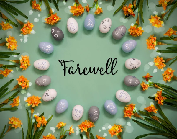 Flat Lay English Text Farewell Decoración Huevos Pascua Con Flores —  Fotos de Stock