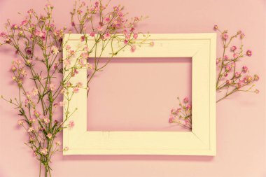 Bedava metin için kopyalama alanı olan Ikebana Çiçek Düzenlemesi ile geçmişe dönük görünüm çerçevesi. Pastel Arkaplan