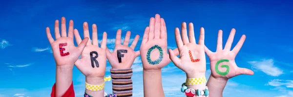 Crianças Mãos Construindo Colorido Alemão Palavra Erflog Significa Sucesso Céu — Fotografia de Stock