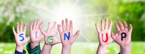 Kinderen Handen Bouwen Kleurrijk Engels Woord Aanmelden Zomer Zonnig Groen — Stockfoto