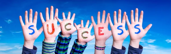 孩子们手握多彩的英语单词 蓝天为背景 — 图库照片