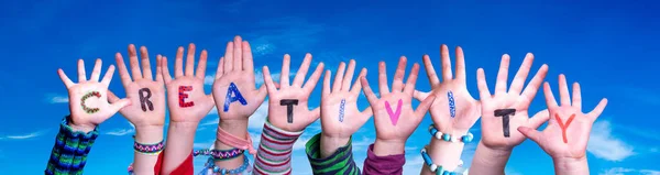 Kinderhände Bauen Bunte Englische Wortkreativität Blauer Himmel Als Hintergrund — Stockfoto
