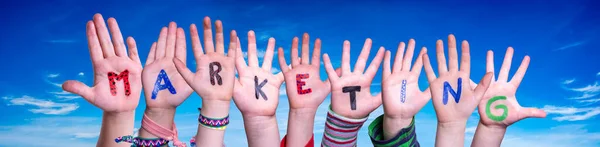 Kinderhände Bauen Buntes Englisches Wortmarketing Blauer Himmel Als Hintergrund — Stockfoto