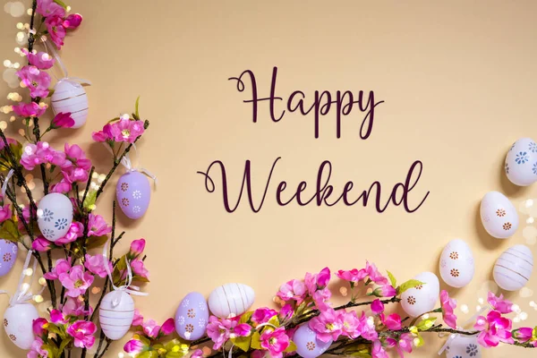 英語テキスト Happy Weekend Beige Background イースターエッグデコレーションでピンクとパープル 光沢と明るい春の花のアレンジメント — ストック写真