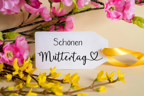 春の花のアレンジメントは ドイツ語のテキストとホワイトラベル Schenen Muttertagは幸せな母親の日を意味します 黄色と紫の花とカラフルな花の枝の装飾 — ストック写真