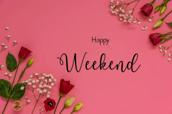 赤いバラと春の花のアレンジメント Happy Weekend ピンクの背景とフラットレイ — ストック写真