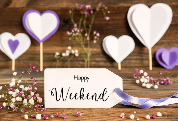 标签与英语文本快乐的周末 紫丁香装饰与春花布置 具有木制背景的心脏符号 — 图库照片