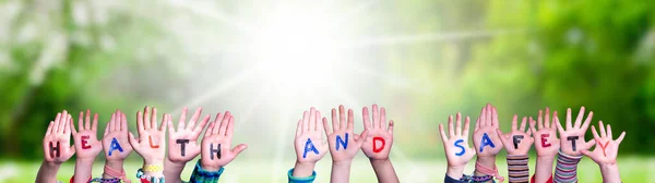 Crianças Mãos Construindo Colorido Inglês Palavra Saúde Segurança Prado Grama — Fotografia de Stock