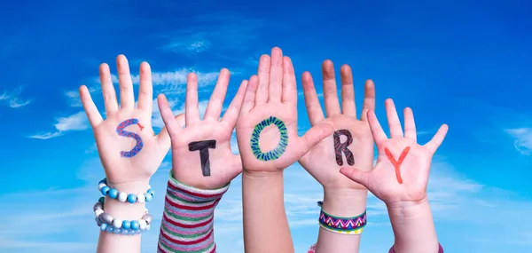 Çocuk Elleri Renkli Ngilizce Kelime Öyküsü Mavi Gökyüzü Arkaplan Olarak — Stok fotoğraf