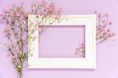 Bedava metin için Kopya Alanı ile Ikebana Çiçek Düzenlemesi Yapılandırması. Parlak Retro Pastel Arkaplanı