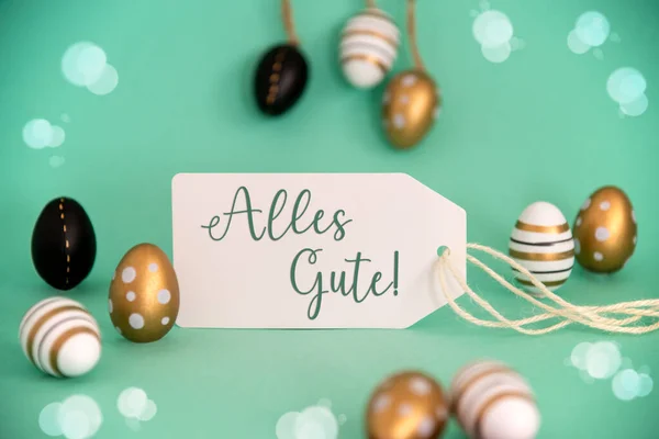 德国文字的标签 Alles Gute 最好的祝愿 明亮的金色 黑色复活节彩蛋装饰 旺季贺卡 浅绿色或绿松石背景 — 图库照片