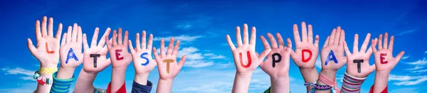 Bambini Hands Building Colorful Inglese Word Ultimo Aggiornamento Cielo Blu — Foto Stock