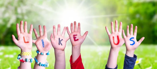 Kinderhände Bauen Bunte Englische Wörter Wie Uns Sonnige Grüne Graswiese — Stockfoto