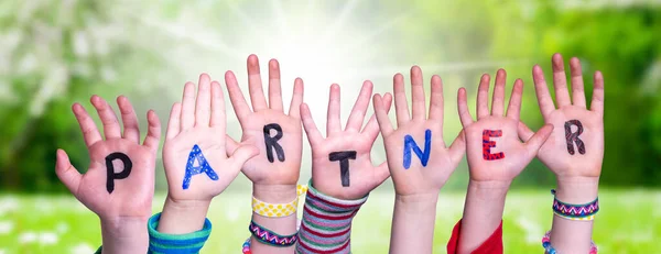 Kinderen Handen Bouwen Kleurrijke Engels Word Partner Zomer Zonnig Groen — Stockfoto