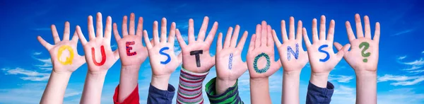 Kinderen Handen Bouwen Kleurrijke Engelse Woordvragen Blauwe Lucht Als Achtergrond — Stockfoto