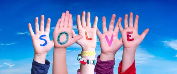 Kinderen Handen Bouwen Kleurrijk Engels Woord Lossen Blauwe Lucht Als — Stockfoto