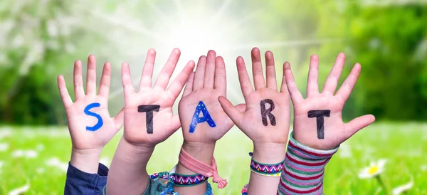Kinderen Handen Bouwen Kleurrijk Engels Woord Start Zonnig Groen Gras — Stockfoto