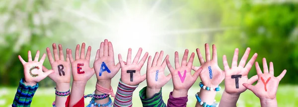 Çocuklar Eller Renkli Ngilizce Kelime Yaratıcılığını Nşa Ediyor Arkaplan Olarak — Stok fotoğraf