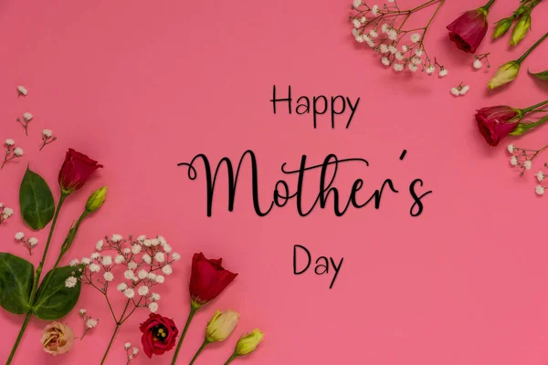 Czerwone Róże Wiosenne Kwiaty Układ Angielskim Tekstem Szczęśliwego Dnia Matki — Zdjęcie stockowe