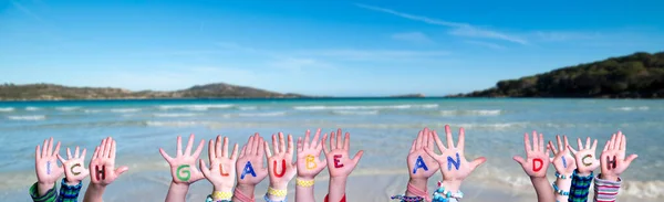 子供たちの手はカラフルなドイツ語の単語を構築します 背景として夏の海 海とビーチ — ストック写真
