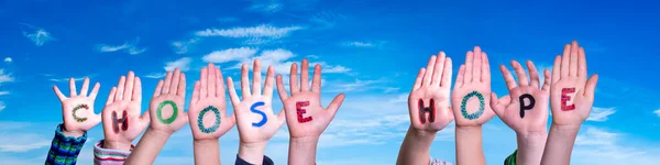 Kinderen Handen Bouwen Kleurrijk Engels Woord Kies Hoop Blauwe Lucht — Stockfoto