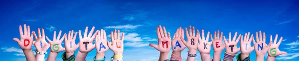 Crianças Mãos Construindo Colorido Inglês Word Digital Marketing Céu Azul — Fotografia de Stock