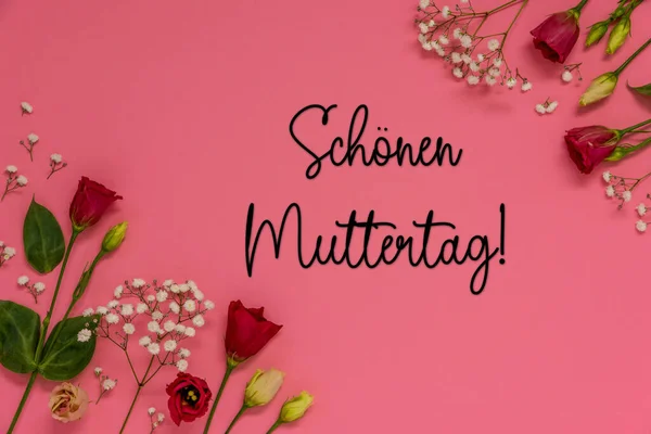 红色玫瑰和春天的花朵与德语文本 Schoener Muttertag意思是快乐的母亲节 粉红背景及平铺 — 图库照片