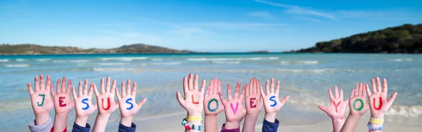 Crianças Mãos Construindo Colorido Inglês Palavra Jesus Ama Você Oceano — Fotografia de Stock