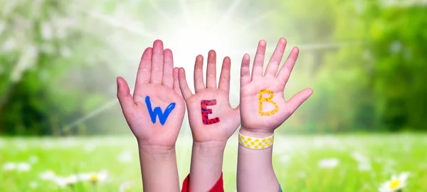 Kinderhände Bauen Buntes Englisches Word Web Sommer Sonnige Grüne Graswiese — Stockfoto