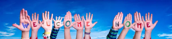 Kinderen Handen Bouwen Kleurrijk Engels Woord Welkom Thuis Blauwe Lucht — Stockfoto