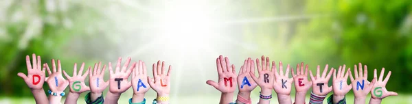 Barn Hands Building Färgglada Engelska Word Digital Marketing Soligt Grönt — Stockfoto