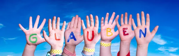 Crianças Mãos Construindo Colorido Palavra Alemã Glauben Significa Acreditar Céu — Fotografia de Stock