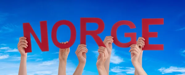 Pessoas Pessoas Mãos Construindo Palavra Norueguesa Norge Significa Noruega Céu — Fotografia de Stock