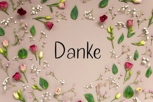 Цветочная Аранжировка Немецким Данке Означает Спасибо Цветущие Весенние Цветы Цветы — стоковое фото