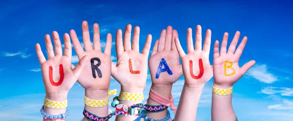 Crianças Mãos Construindo Colorido Alemão Palavra Urlaub Significa Férias Céu — Fotografia de Stock