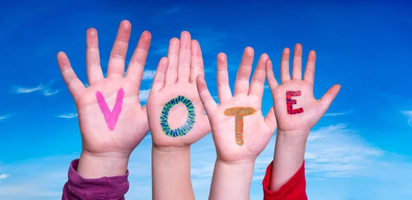 Παιδιά Χέρια Οικοδόμηση Πολύχρωμο Αγγλική Λέξη Ψηφοφορία Μπλε Ουρανός Φόντο — Φωτογραφία Αρχείου
