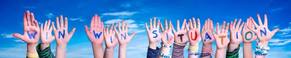 Çocuk Elleri Renkli Ngilizce Kelime Kazanma Durumu Mavi Gökyüzü Arkaplan — Stok fotoğraf