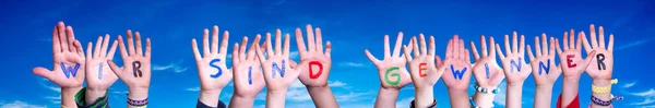 Children Hands Building Kolorowe Niemieckie Słowo Wir Sind Gewinner Oznacza — Zdjęcie stockowe