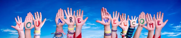 Children Hands Building Kolorowe Angielskie Słowo Zapraszamy Błękitne Niebo Jako — Zdjęcie stockowe