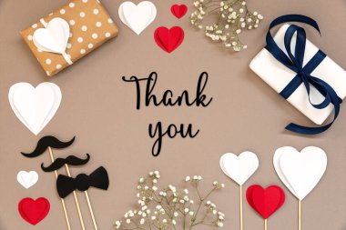 İngilizce mesajla düzüştüm. Teşekkürler. Hediyeler, hediyeler, kalpler, çiçekler ve bıyık gibi erkek dekorasyonu gibi renkli aksesuarlar. Kağıt Arkaplan ile Düz Yat.